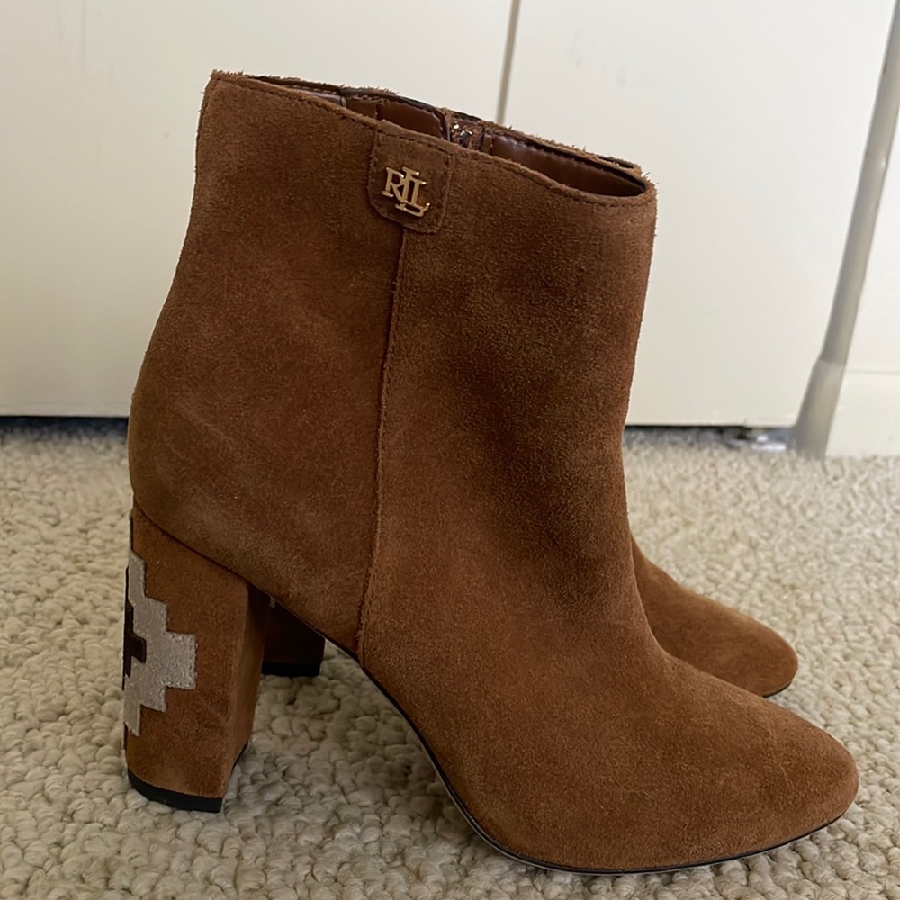 Gorgeous and UNIQUE never worn Ralph Lauren suede boots. Sante Fe look/feel.